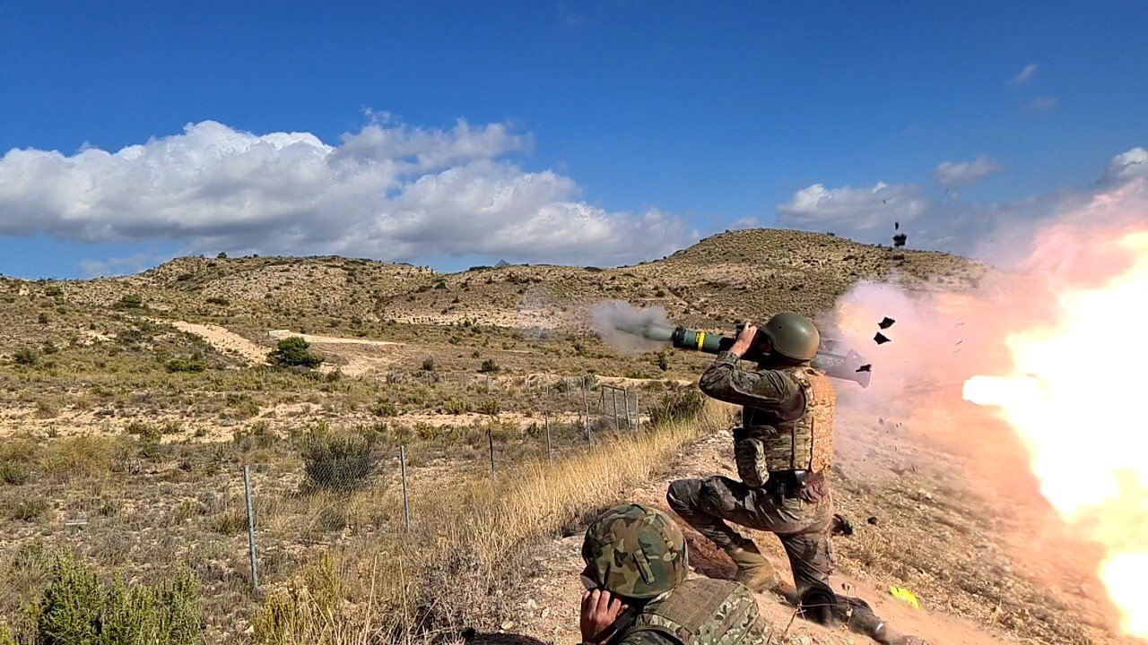 Un montero disparando un lanzagranadas C-90. Guardia Real