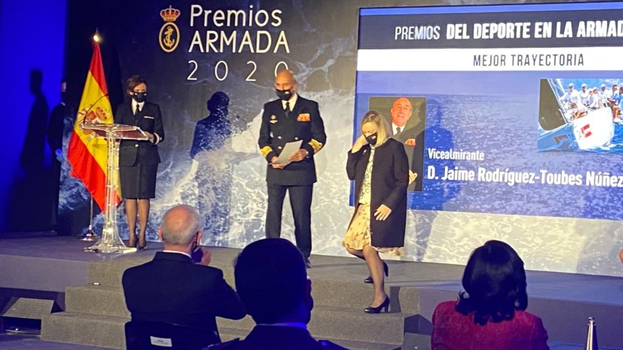 Jaime Rodriguez-Toubes recibe el recibe Premio del deporte en la Armada 2020 por su gran labor de fomento y promoción del deporte.