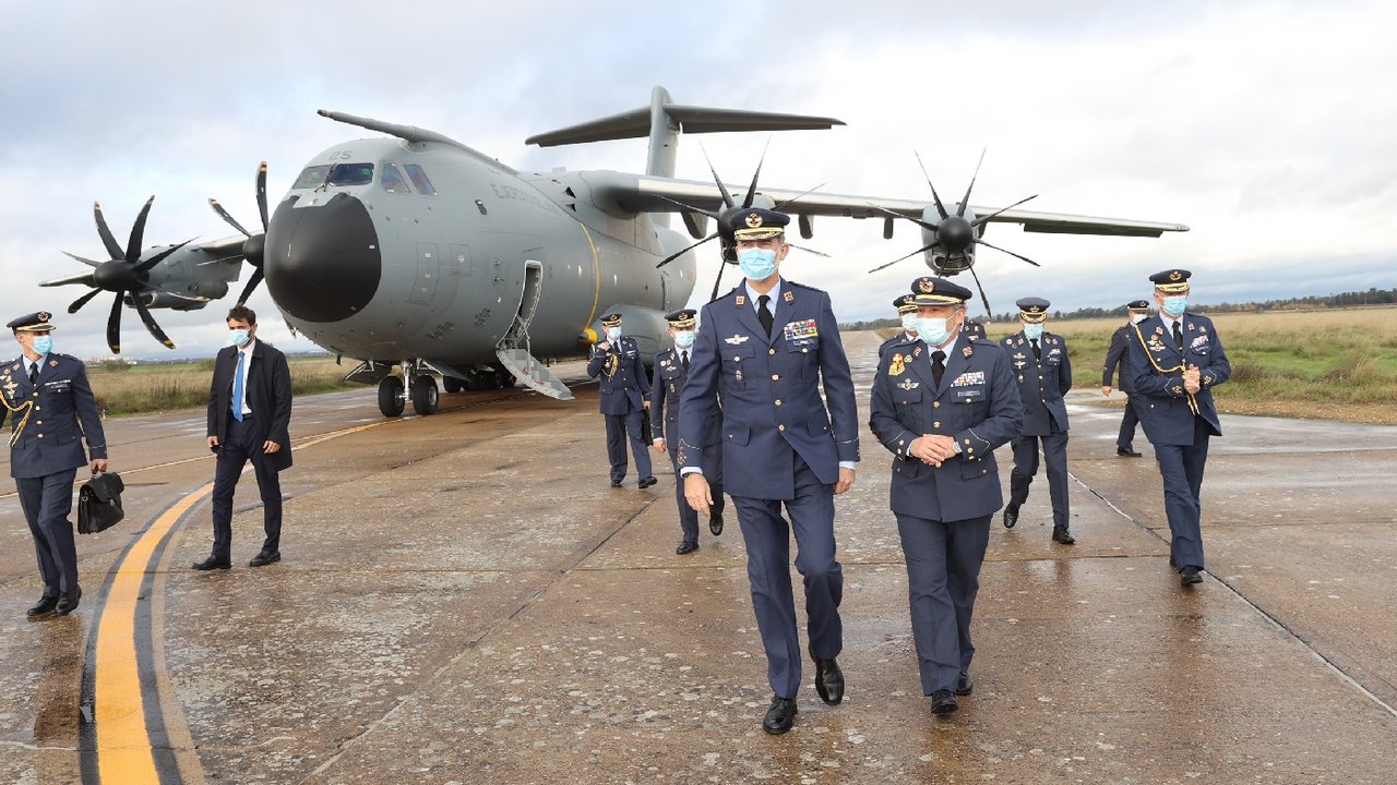 Don Felipe, acompañado por las autoridades militares que le recibieron a su llegada a la Base Aérea de Talavera la Real