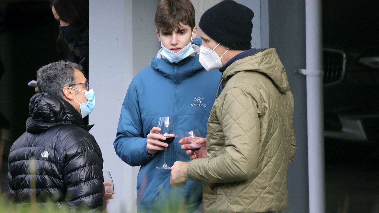 Iñaki Urdangarín, sus cuatro hijos y sus hermanos disfrutan de un vino y un aperitivo en la calle para celebrar la Navidad. En Vitoria (España) a 25 de diciembre de 2020.