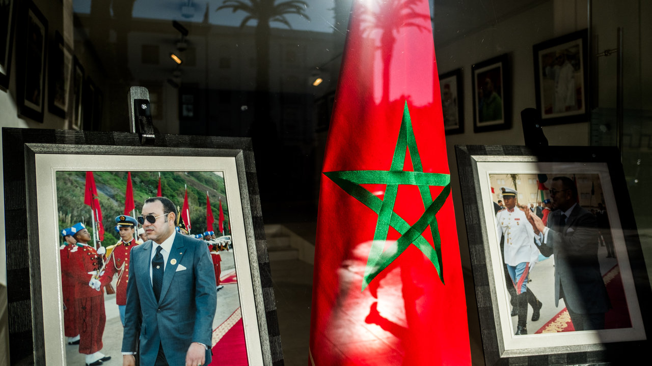 EuropaPress_3697179_bandera_marruecos_junto_retrato_rey_mohamed_vi