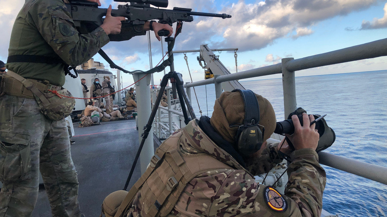 Tiradores de precisión realizan práctica de disparo desde plataforma naval. Fuente: Guardia Real
