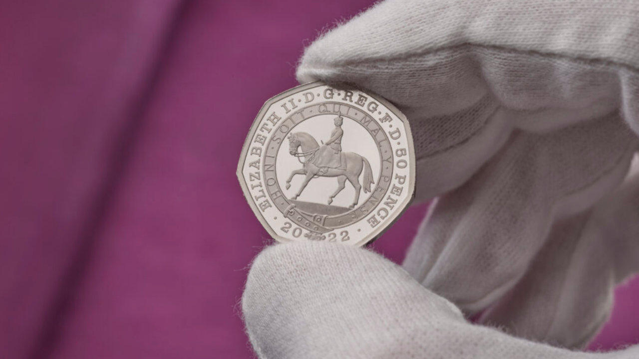 Moneda de 50 peniques con Isabel II a caballo