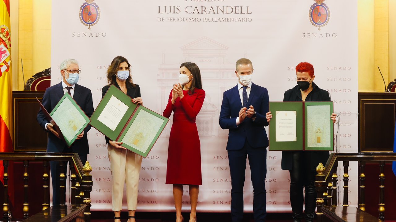 La reina Letizia con los premiados con el galardón Luis Carandell.