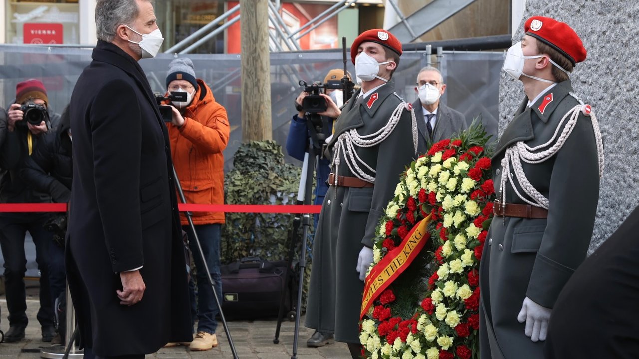 Felipe VI rindiendo homenaje a las víctimas del nazismo 