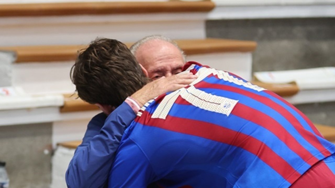 Don Juan Carlos I y Pablo Urdangarín se funden en un abrazo tras el último partido de balonmano.