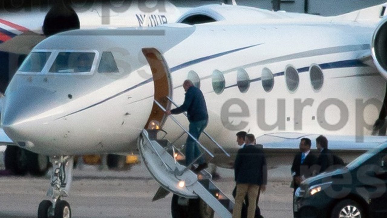El rey Juan Carlos se sube al avión rumbo a Abu Dabi
