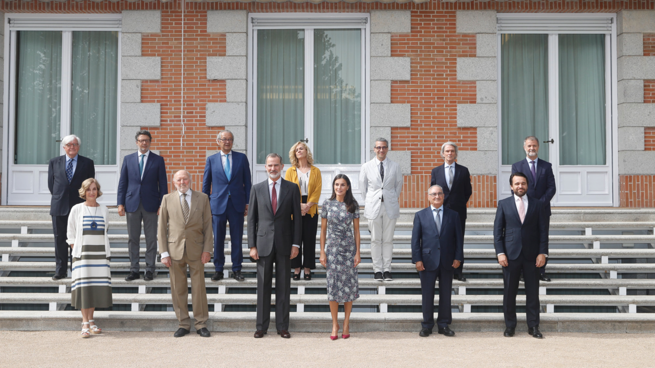 Los Reyes presiden, en el Palacio de la Zarzuela, una reunión con el Patronato de la Fundación Comité Español de los Colegios del Mundo Unido.
