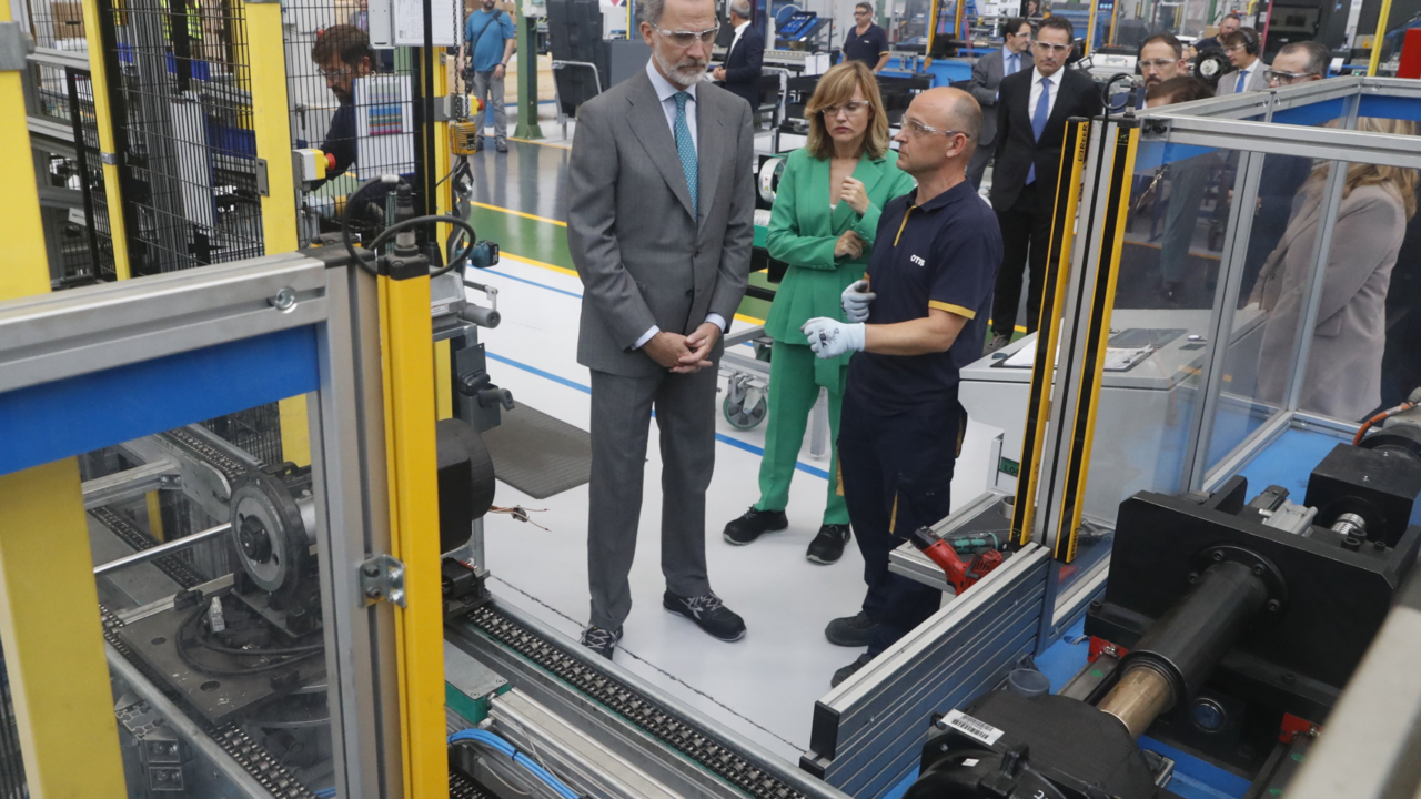 El Rey ha saludado a los trabajadores de la nueva fábrica de Otis, inaugurada hoy en San Sebastián.