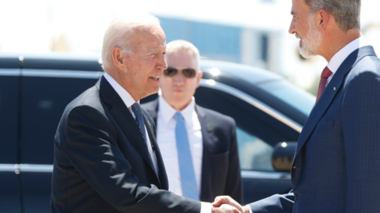 Felipe VI recibe a Joe Biden en la base de Torrejón de Ardoz.