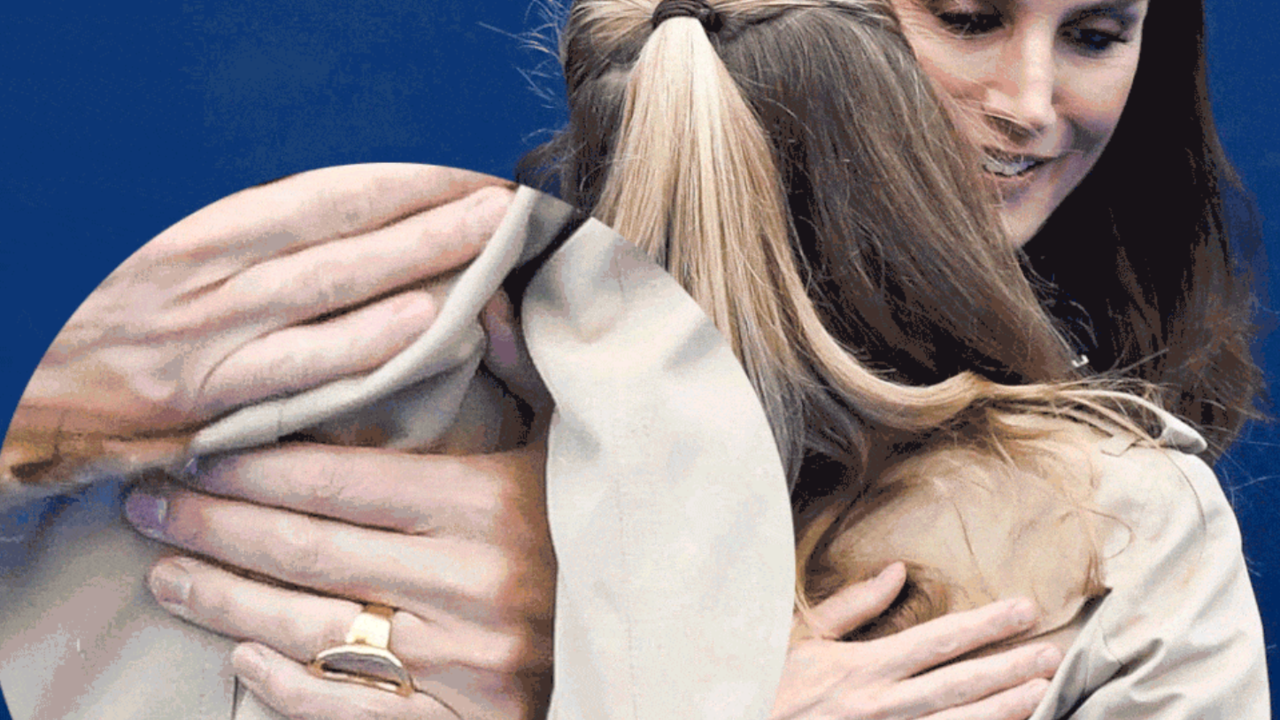 La Reina Letizia abrazando a su hija, la Princesa Leonor, con el anillo puesto.