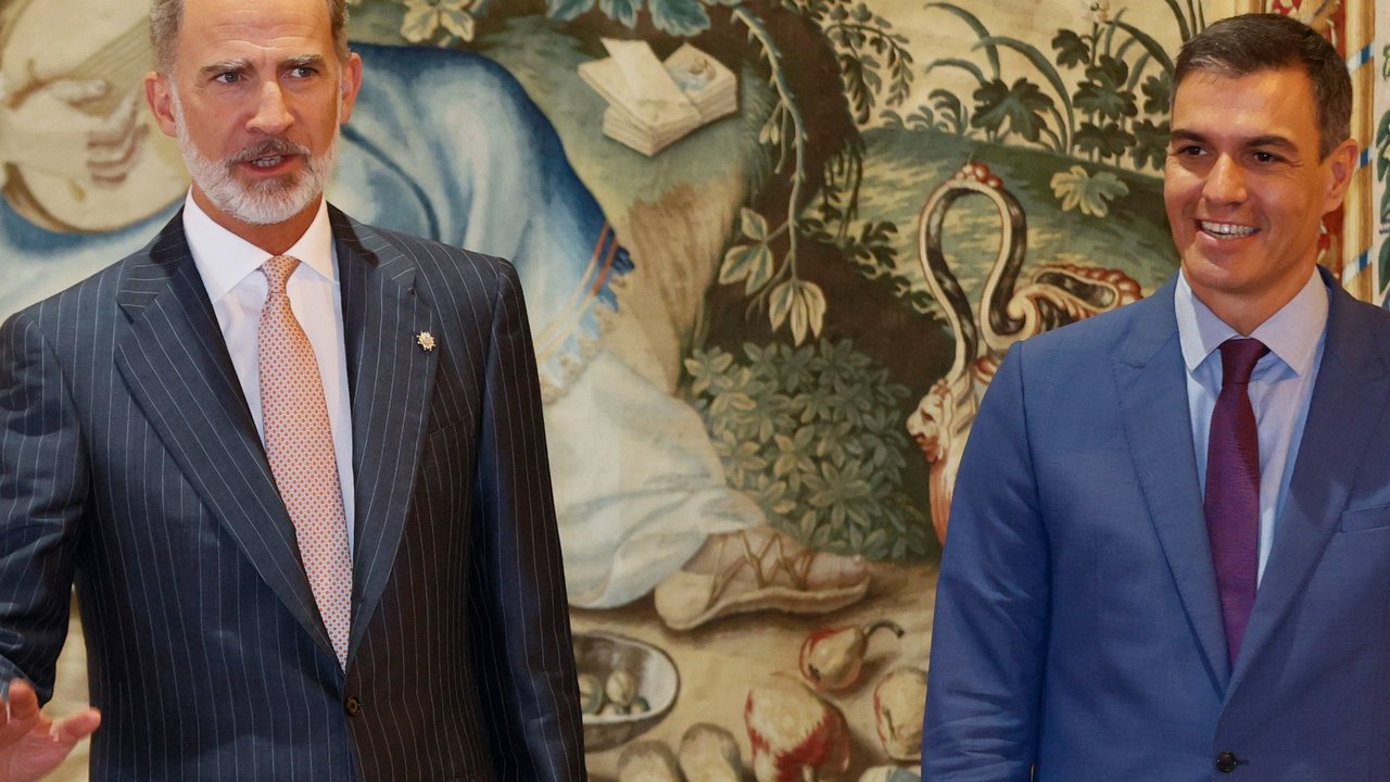 El Rey Felipe VI (i) y el presidente del Gobierno, Pedro Sánchez (d), a su llegada a su reunión en el Palacio de la Almudaina. 