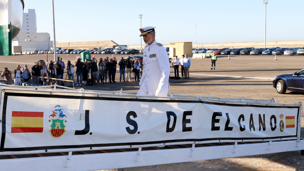 El Rey embarca en el Buque Escuela "Juan Sebastián de Elcano" para presidir la revista naval que conmemora el V Centenario de la llegada de la Nao "Victoria" a Sanlúcar de Barrameda tras realizar la #PrimeraVueltaAlMundo.