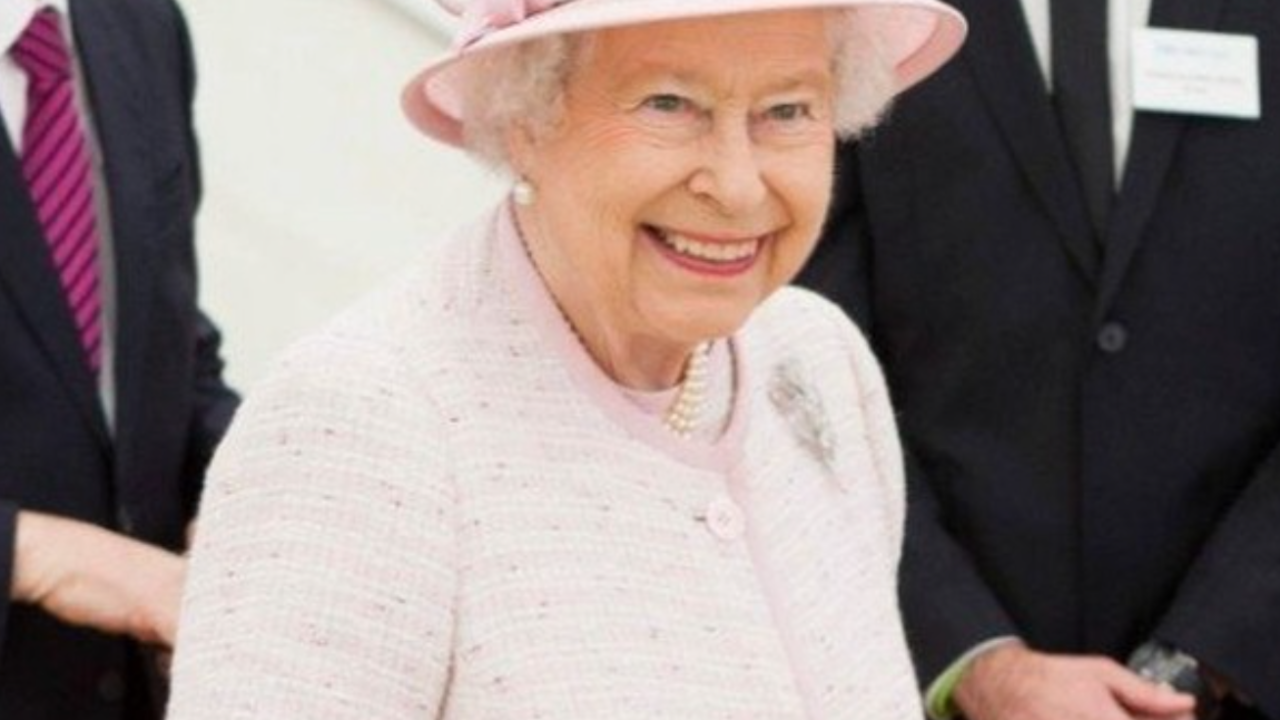 Isabel II durante su visita al colegio en 2014.