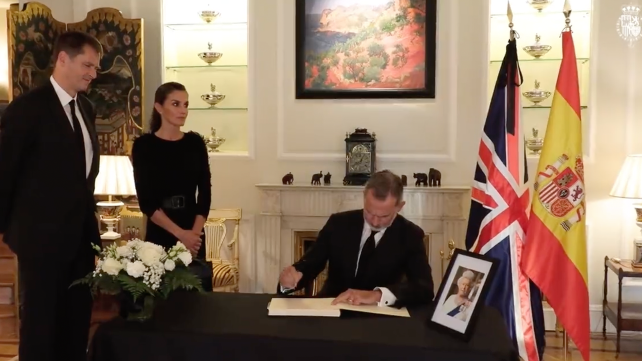 Los Reyes han presentado sus condolencias con motivo del fallecimiento de la Reina Isabel II, en la residencia del embajador del Reino Unido en España.