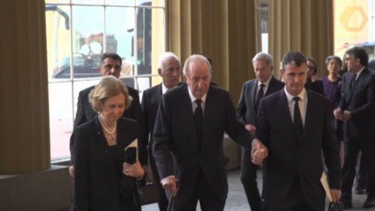Juan Carlos I y la reina Sofía llegando al palacio de Buckingham.