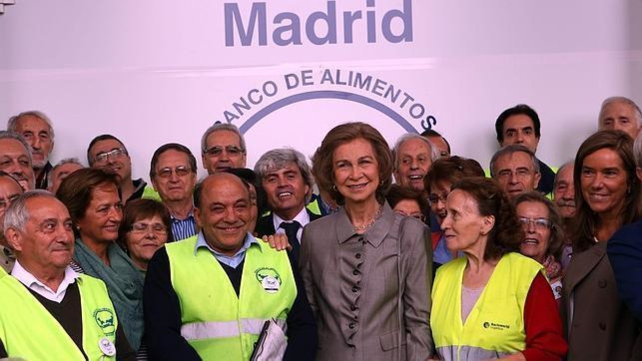 La reina durante una visita al Banco de Alimentos de Madrid en 2012