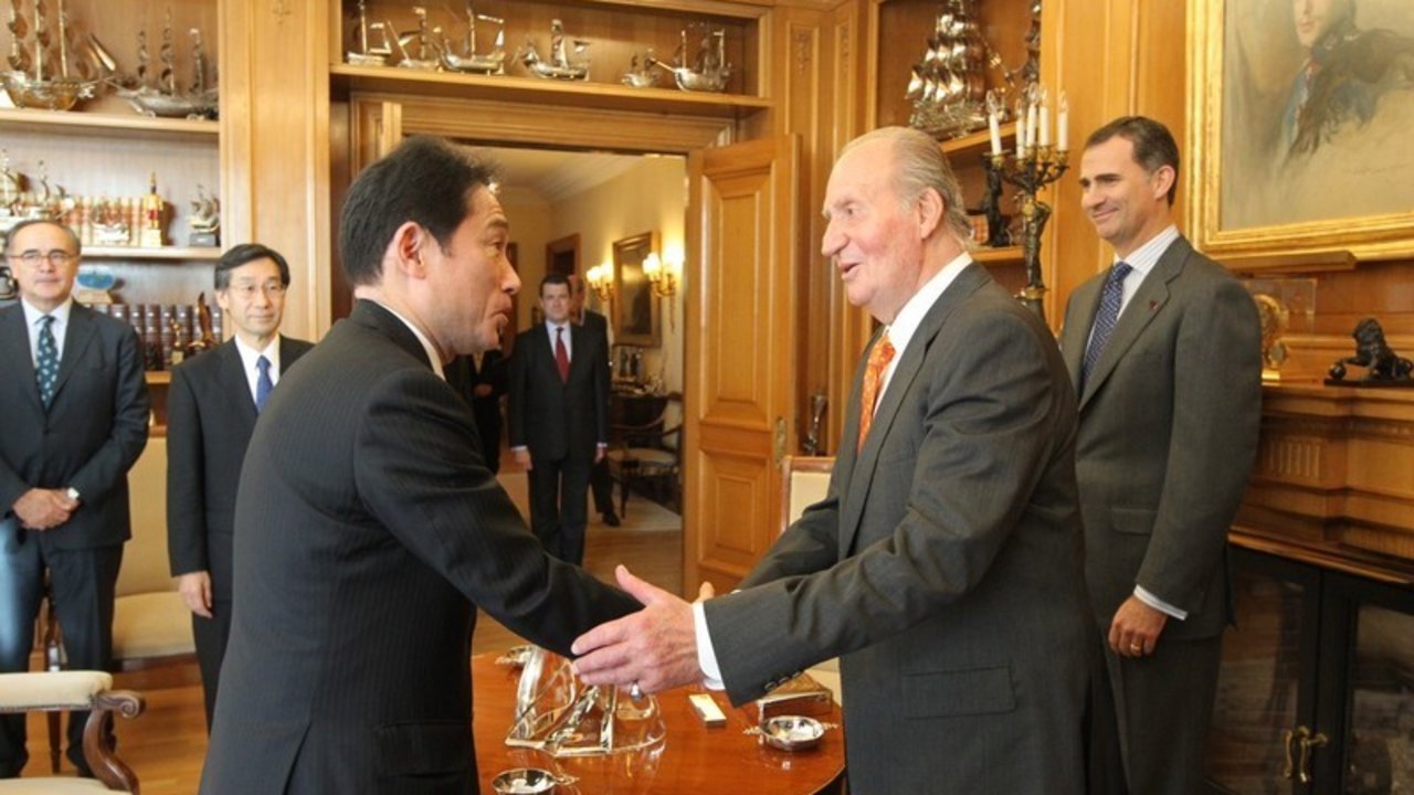 El rey recibe el saludo del ministro de Asuntos Exteriores de Japón, Fumio Kishida, en presencia del príncipe de Asturias.
