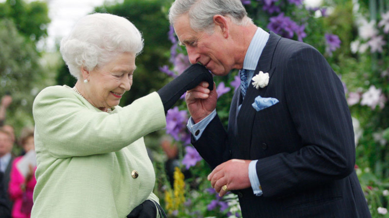 El príncipe Carlos de Inglaterra y la reina Isabel en una imagen de archivo.
