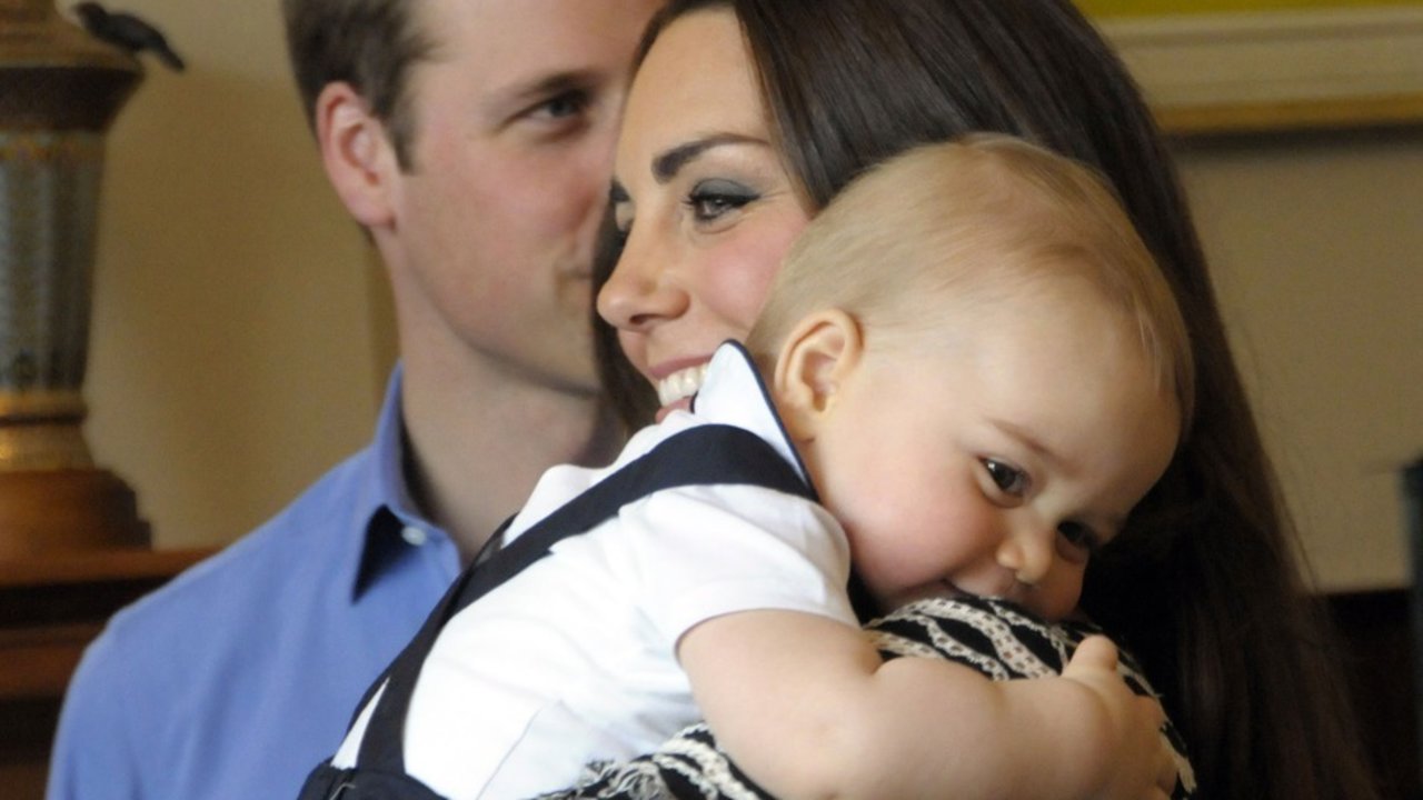 El príncipe Jorge en brazos de su madre, Catalina.