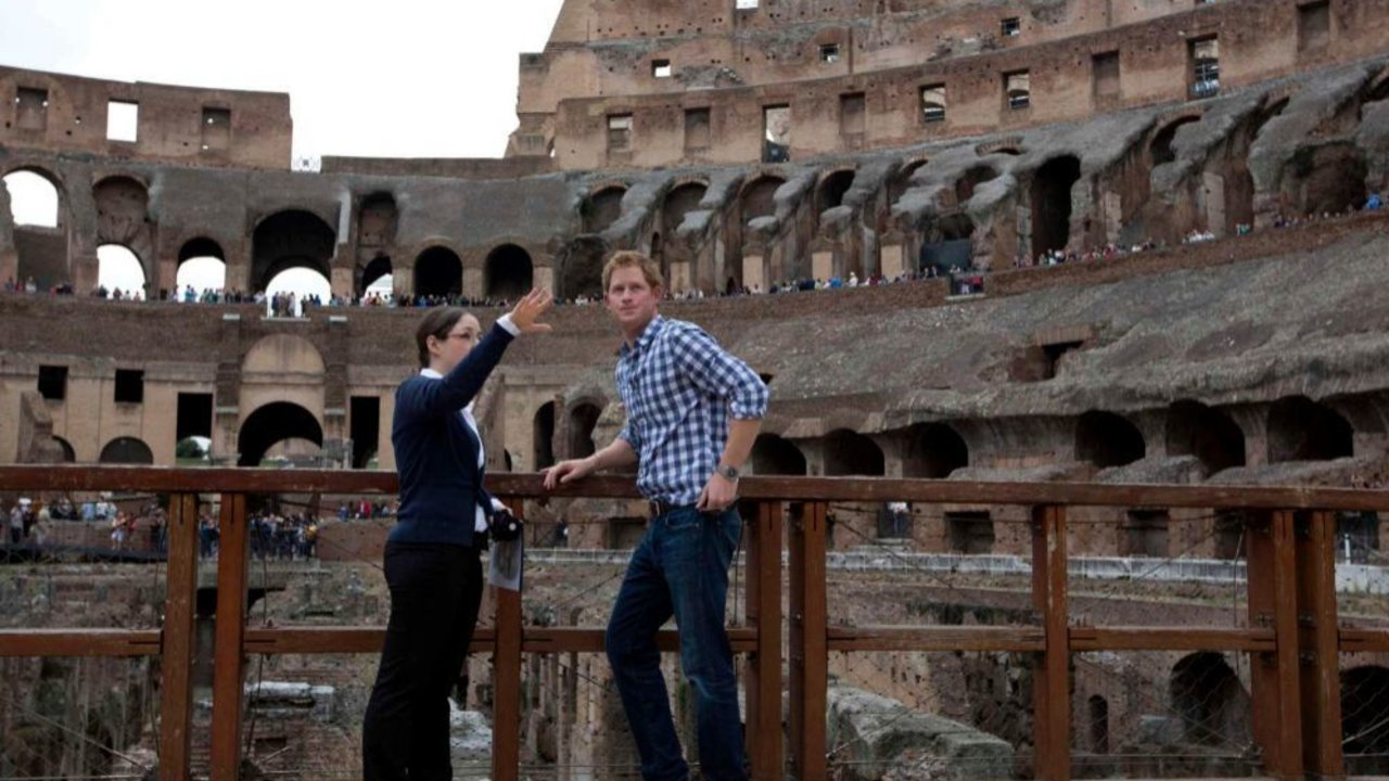 El príncipe Harry, durante su visita al Coliseo de Roma.