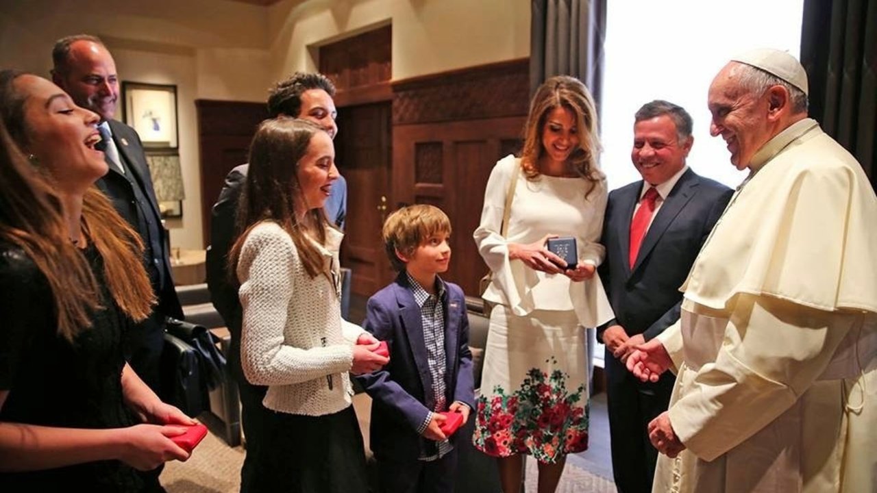Los reyes de Jordania y sus hijos durante el encuentro con el Papa.