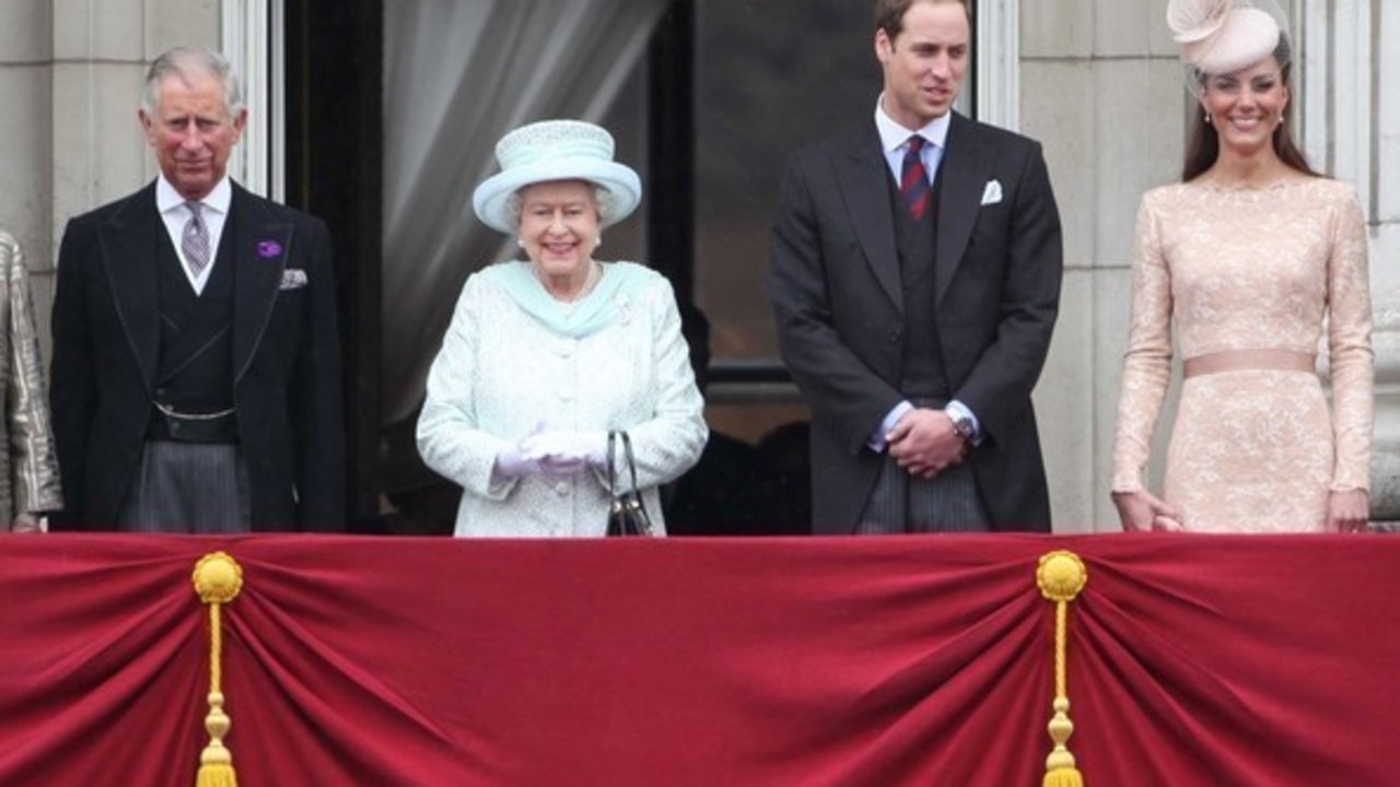 La reina Isabel, el príncipe Carlos y los duques de Cambridge.