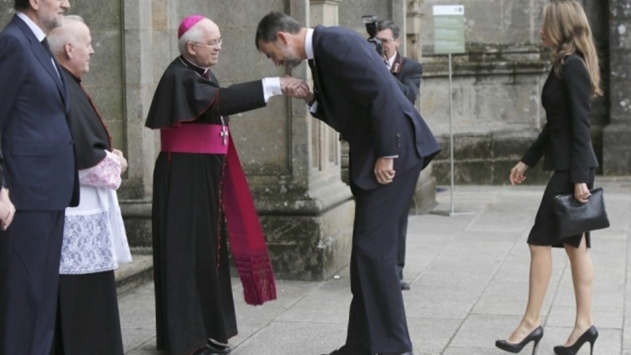 Los reyes saludan al arzobispo de Santiago de Compostela, Julián Barrio.