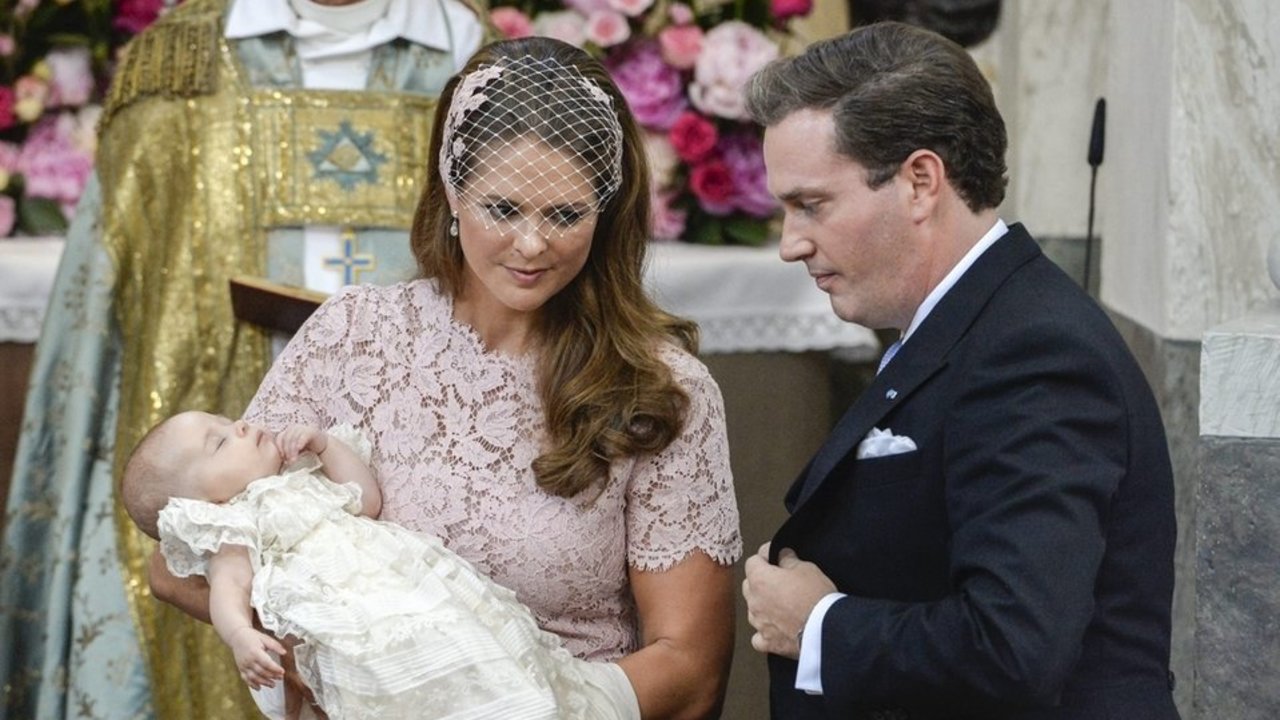 La princesa Leonor de Suecia junto a sus padres Magdalena y Chris O'Neill.