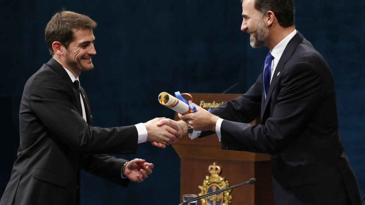 Don Felipe entrega el premio Príncipe de Asturias de los Deportes a Iker Casillas.
