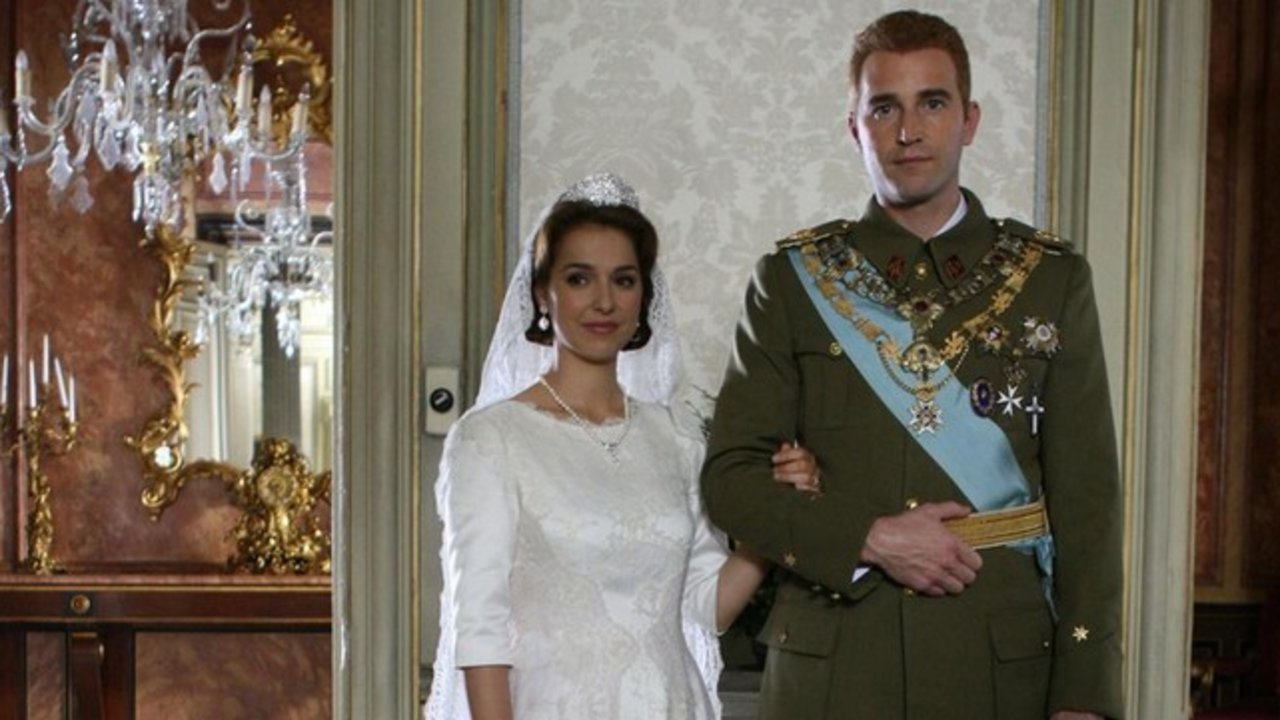 Los actores Cristina Brondo y Fernando Gil caracterizados de los reyes Juan Carlos y Sofía. 