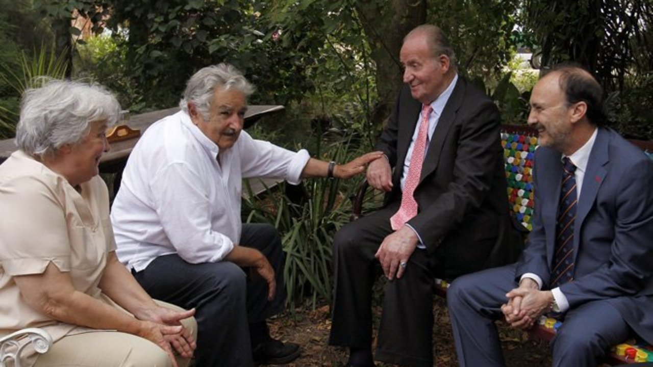 El rey Juan Carlos visita al ex presidente de Uruguay, José Mujica.