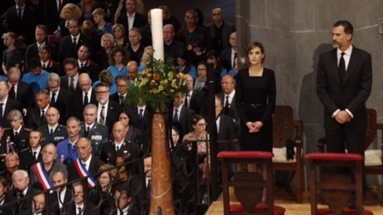 Los reyes, en el funeral por las víctimas del accidente aéreo en Francia.
