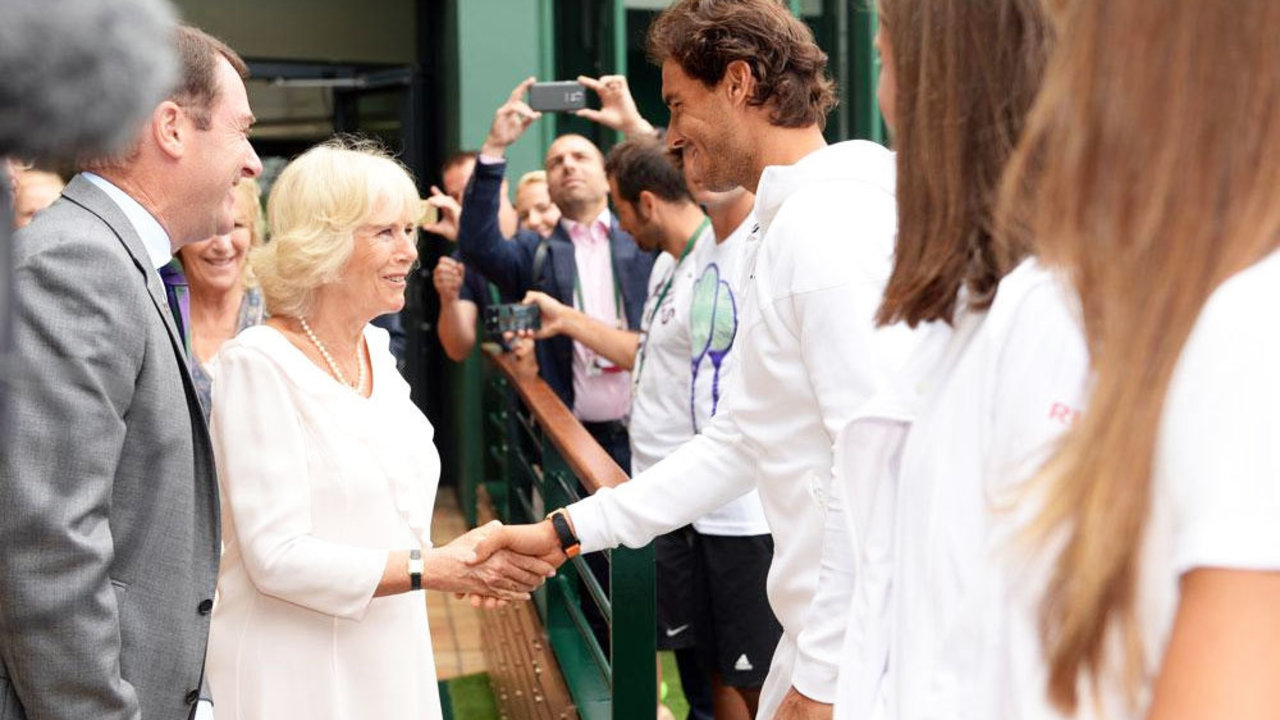 Camilla Parker estrecha la mano al tenista Rafael Nadal.