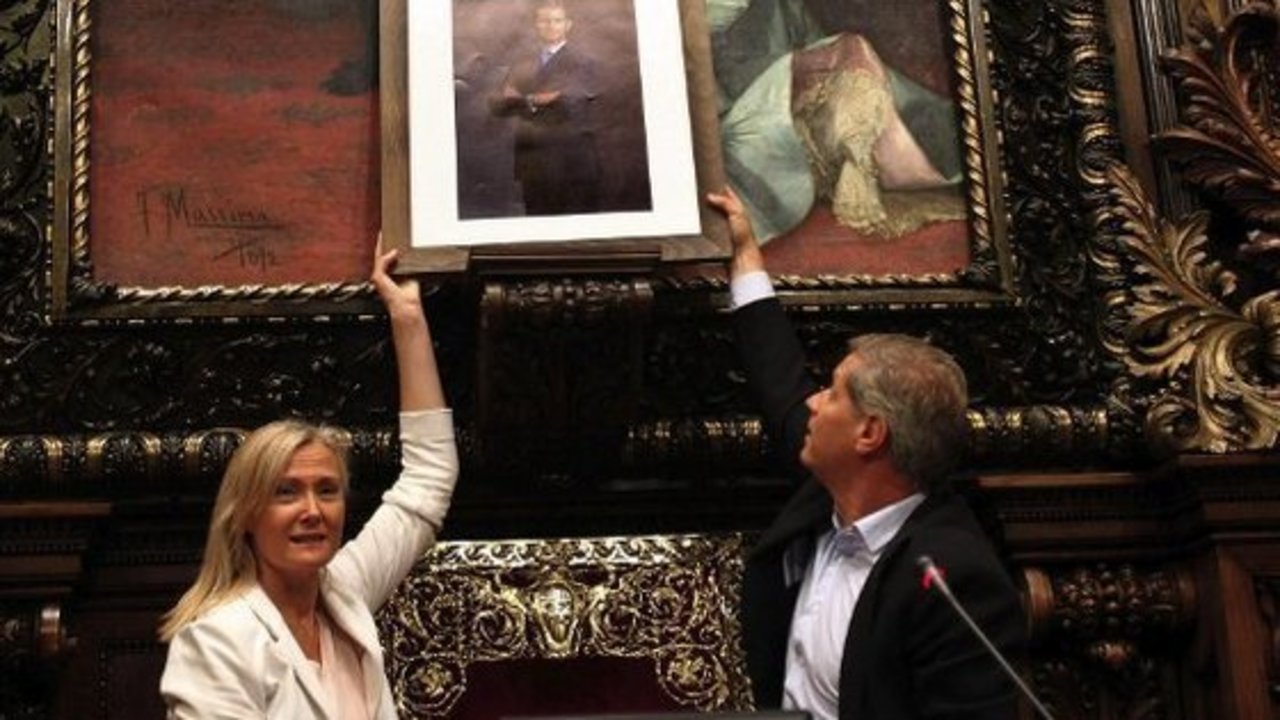 El grupo municipal del PP coloca un cuadro de Felipe VI en el Ayuntamiento de Barcelona.