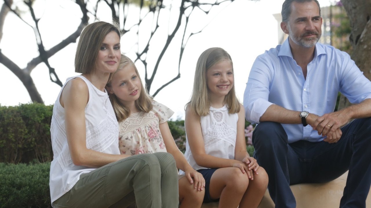 Los reyes con sus hijas en el posado en el Palacio de Marivent en 2015. 
