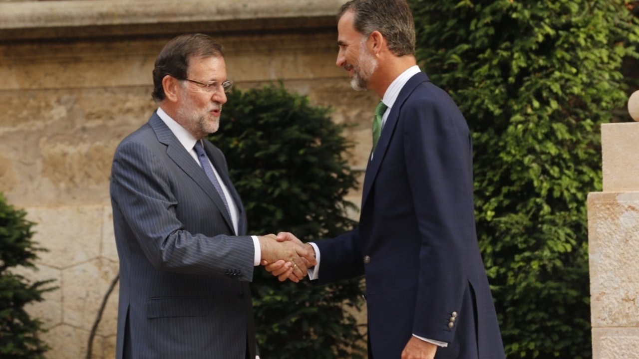 Felipe VI y Mariano Rajoy antes del despacho en Marivent, 2015.