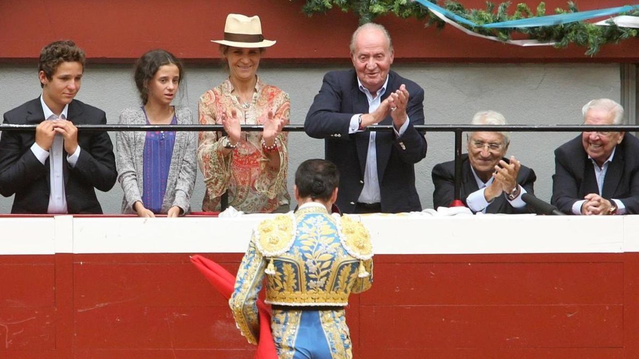 Don Juan Carlos, su hija Elena y sus nietos, Froilán y Victoria Federica en los toros. 