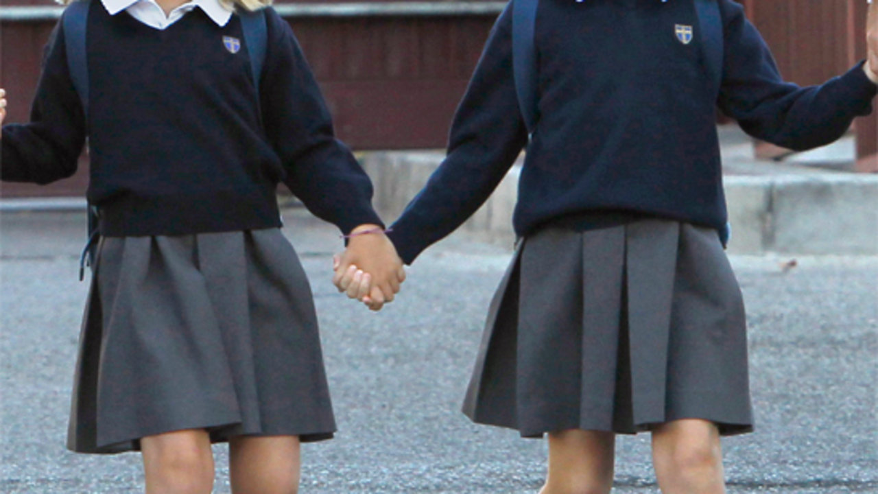 Leonor y Sofía con el uniforme del colegio Santa María de los Rosales.
