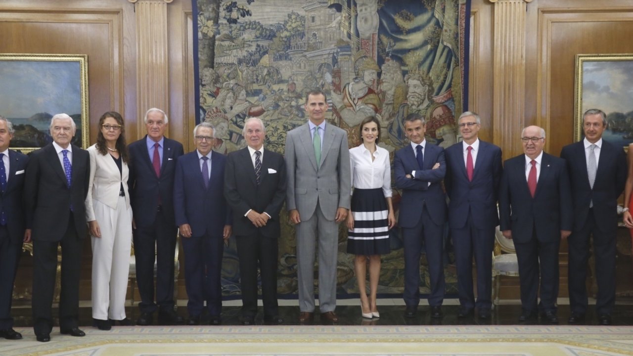 Los reyes y el patronato de la Fundación Adecco en el Palacio de La Zarzuela.