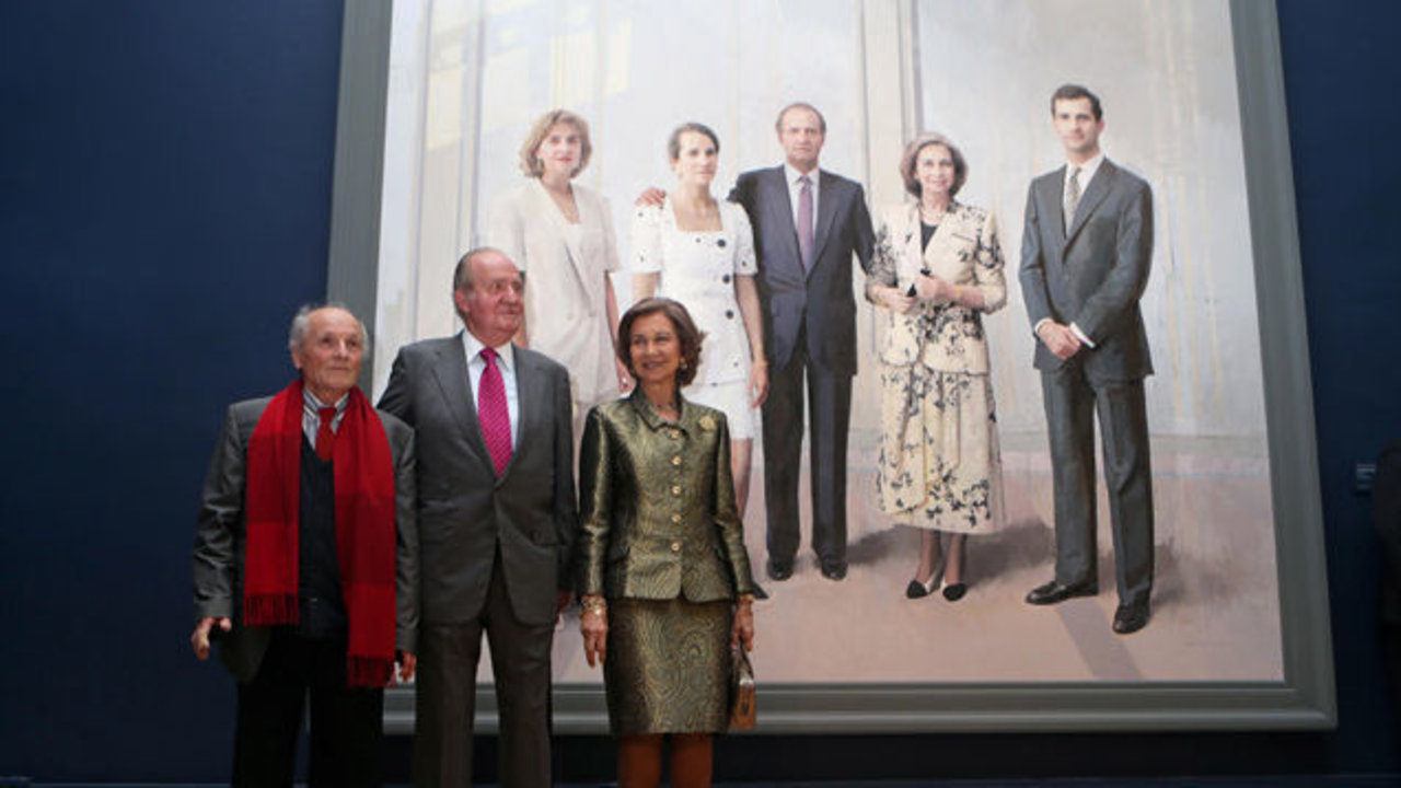 Los reyes y Antonio López junto al retrato “La familia de Juan Carlos I” .