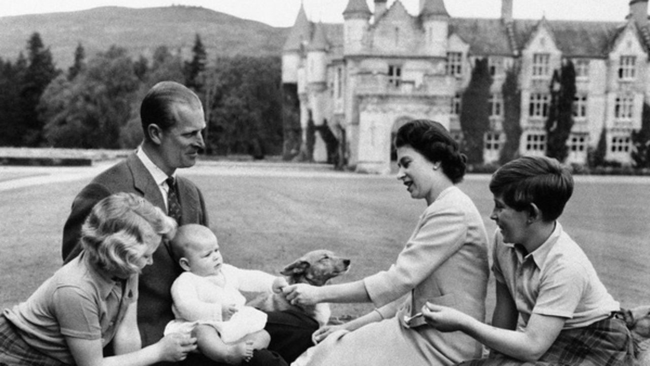 Isabel II y su familia en Balmoral.