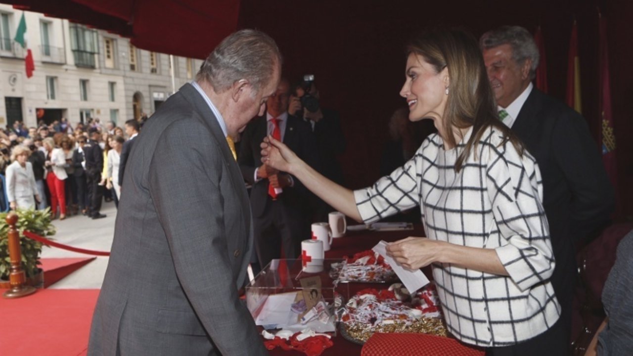 La reina Letizia y don Juan Carlos en el Día de la Banderita 2014.