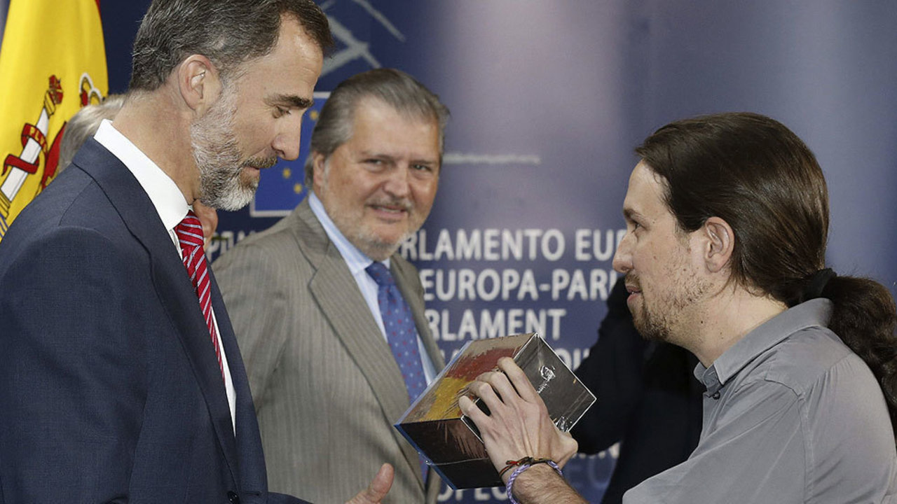 Felipe VI y Pablo Iglesias se saludan en su encuentro en abril en el Parlamento Europeo.