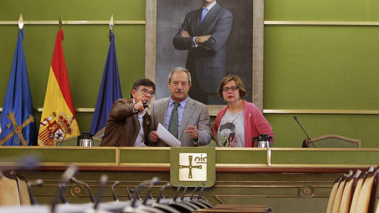 Roberto Sánchez, de IU; Wenceslao López, alcalde del PSOE; y Ana Taboada, de Somos Oviedo.
