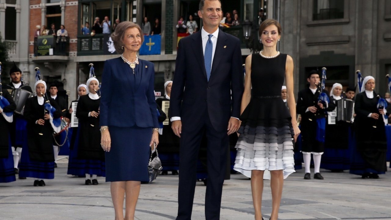 La reina Letizia, el rey Felipe y la reina Sofía, a su llegada al Teatro Campoamor.