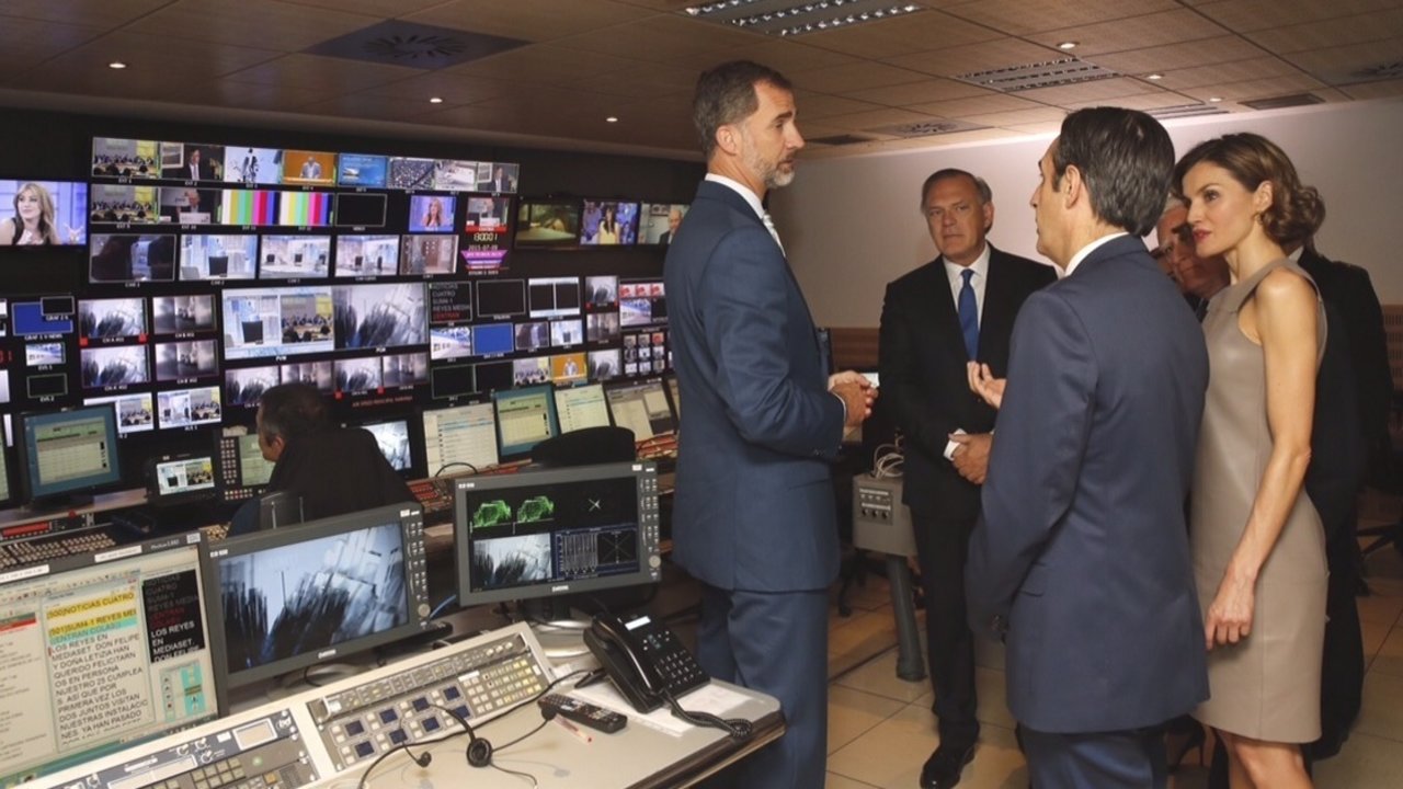 Los reyes Felipe y Letizia, durante una visita a los Informativos de Telecinco.
