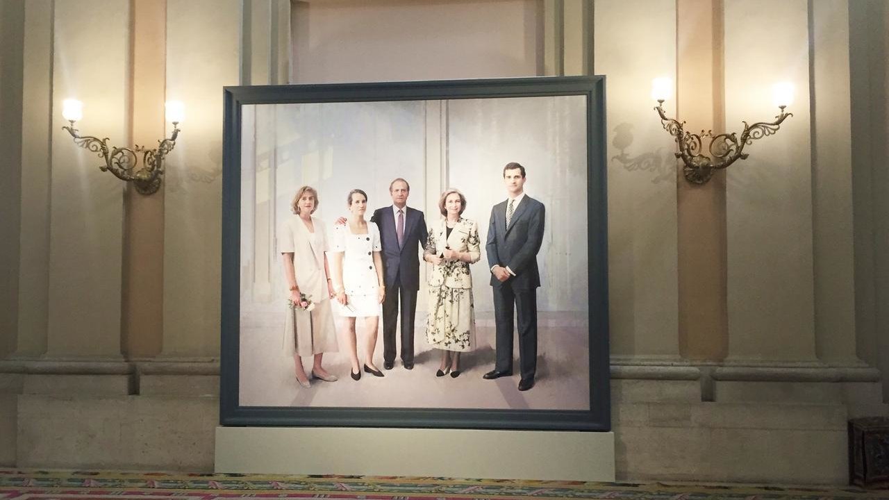 Retrato 'La familia de Juan Carlos I' en el Salón de Alabarderos.