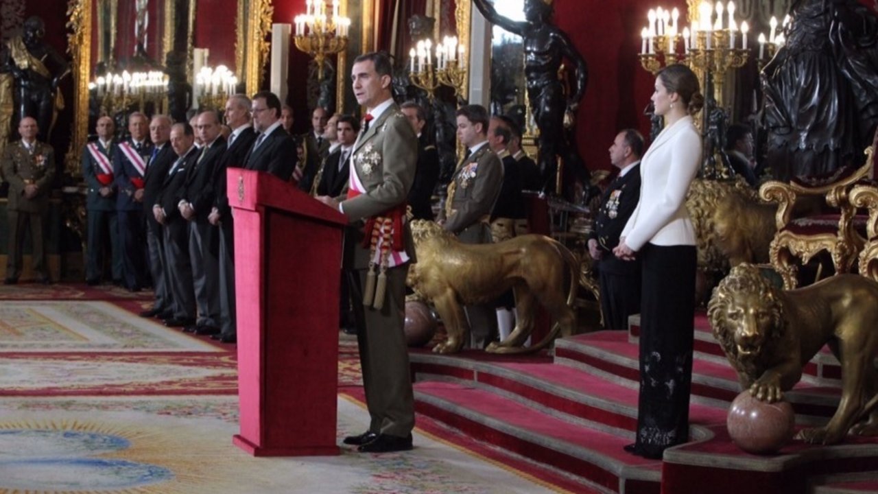 El rey pronuncia su discurso en la Pascua Militar ante la reina y los mandos militares.