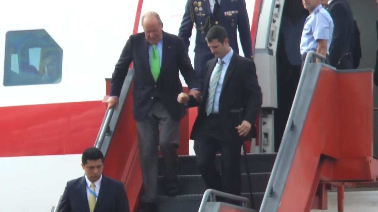 El rey Juan Carlos baja del avión al llegar a Guatemala.